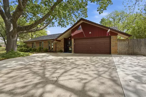1233 Greenbriar Ln, Cleburne, TX 76033
