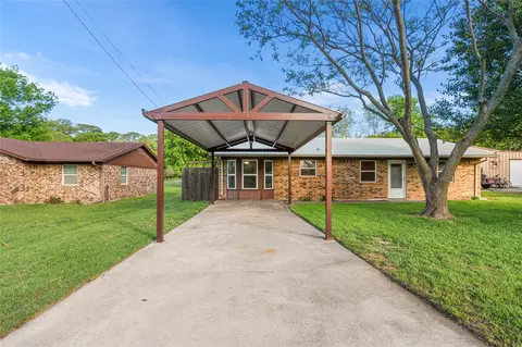 104 Chisholm St, Saint Jo, TX 76265