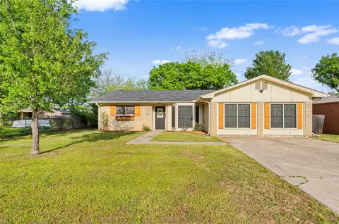 904 Kent Dr, Gainesville, TX 76240