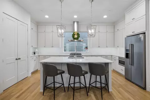 2715 Kimsey Dr #102, Dallas, TX 75235