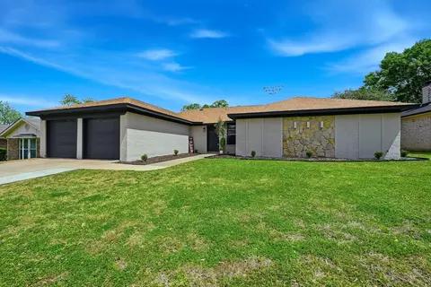 3813 Fox Hollow Dr, Bedford, TX 76021