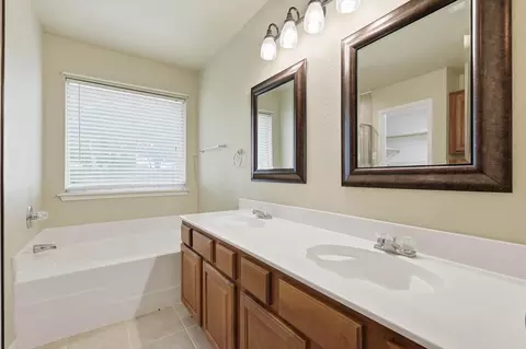 Bath - 6421 Peak View Ct, Midlothian, TX 76065 photo 4 of 5