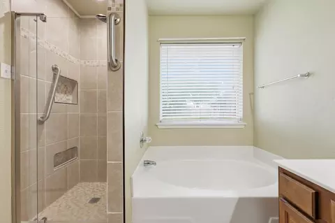 Bath - 6421 Peak View Ct, Midlothian, TX 76065 photo 2 of 5