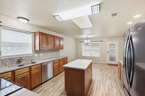 Kitchen - 6421 Peak View Ct, Midlothian, TX 76065 photo 2 of 4