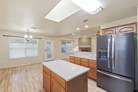 Kitchen - 6421 Peak View Ct, Midlothian, TX 76065 photo 3 of 4