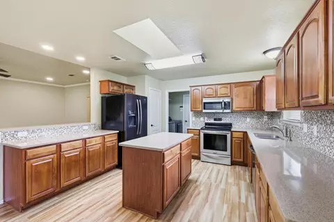 Kitchen - 6421 Peak View Ct, Midlothian, TX 76065 photo 4 of 4