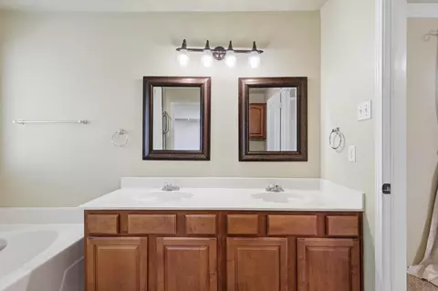 Bath - 6421 Peak View Ct, Midlothian, TX 76065 photo 3 of 5