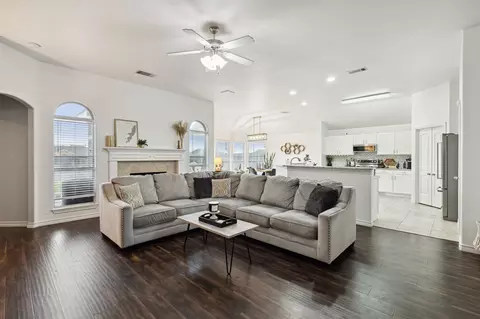 707 Bayshore Dr, Mansfield, TX 76063