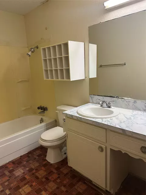 Bath - 200 Earle Rd, Hewitt, TX 76643 photo 1 of 2