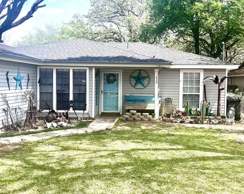 3020 Delaware Trl, Lake Worth, TX 76135
