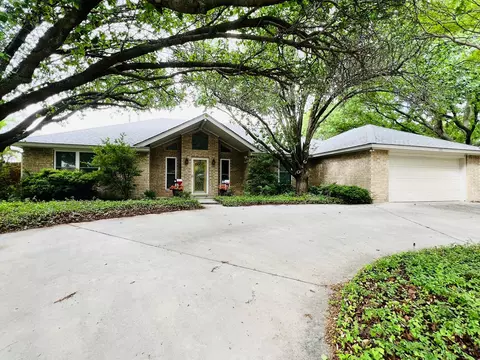 1311 Haven Dr, Comanche, TX 76442