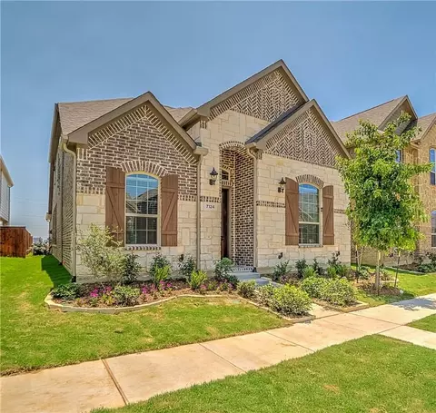 7124 Isle Royal Ln, Irving, TX 75063