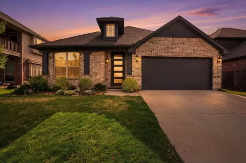 10004 White Pine Dr, Fort Worth, TX 76131