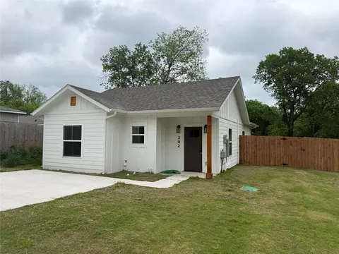 202 Pine St, Bonham, TX 75418