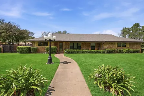 1226 Crestwood Dr, Cleburne, TX 76033