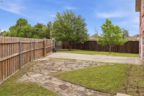 Exterior - 531 Pecan Leaf Dr, Lancaster, TX 75146 photo 4 of 6