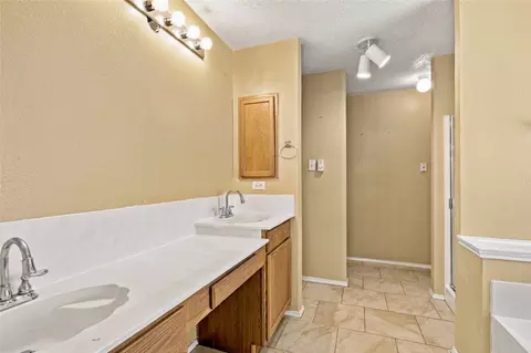 Bath - 531 Pecan Leaf Dr, Lancaster, TX 75146 photo 3 of 4