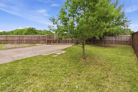 Exterior - 531 Pecan Leaf Dr, Lancaster, TX 75146 photo 5 of 6