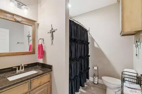 Bath - 1012 Justin Dr, Springtown, TX 76082 photo 6 of 7