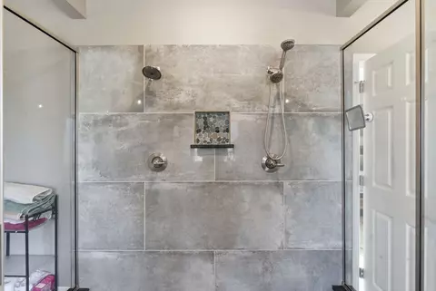 Bath - 1012 Justin Dr, Springtown, TX 76082 photo 4 of 7