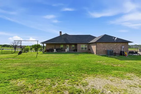Exterior - 1012 Justin Dr, Springtown, TX 76082 photo 5 of 9