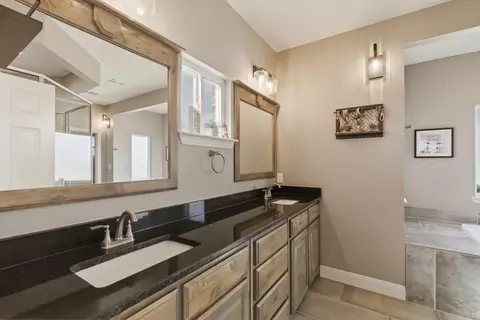 Bath - 1012 Justin Dr, Springtown, TX 76082 photo 1 of 7