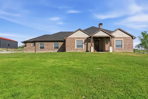 Exterior - 1012 Justin Dr, Springtown, TX 76082 photo 1 of 9