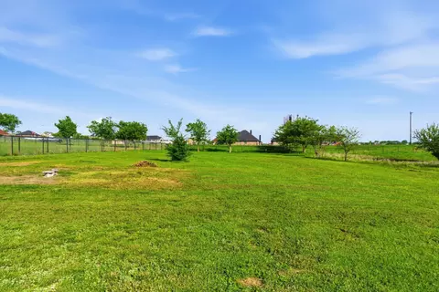 Exterior - 1012 Justin Dr, Springtown, TX 76082 photo 8 of 9