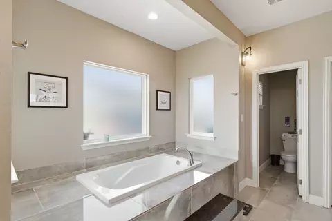 Bath - 1012 Justin Dr, Springtown, TX 76082 photo 2 of 7