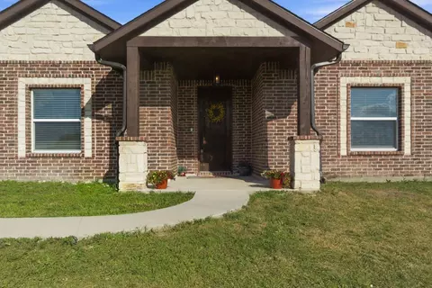 Exterior - 1012 Justin Dr, Springtown, TX 76082 photo 3 of 9