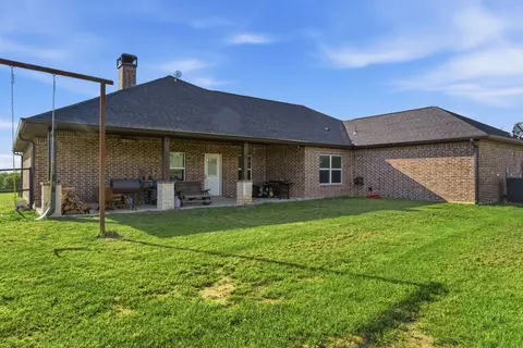 Exterior - 1012 Justin Dr, Springtown, TX 76082 photo 6 of 9