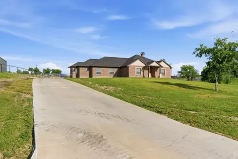 Exterior - 1012 Justin Dr, Springtown, TX 76082 photo 4 of 9