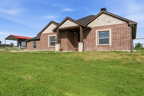 Exterior - 1012 Justin Dr, Springtown, TX 76082 photo 2 of 9