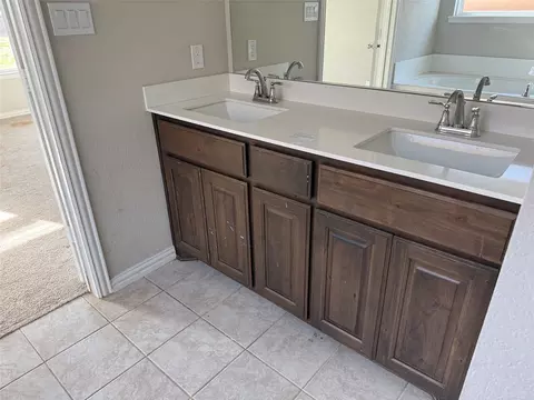 Bath - 509 Smith Rd, Springtown, TX 76082 photo 3 of 6