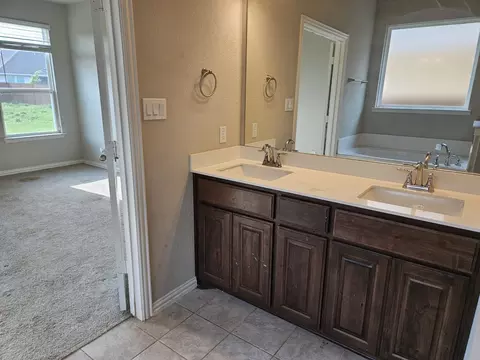 Bath - 509 Smith Rd, Springtown, TX 76082 photo 4 of 6