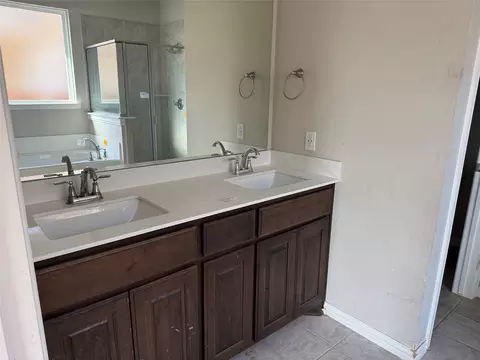 Bath - 509 Smith Rd, Springtown, TX 76082 photo 1 of 6