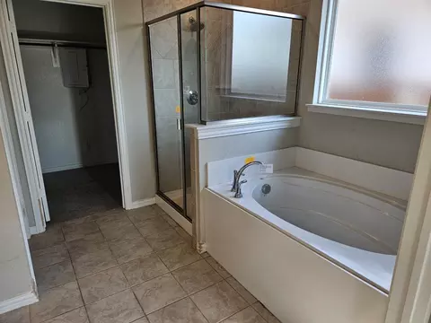 Bath - 509 Smith Rd, Springtown, TX 76082 photo 2 of 6