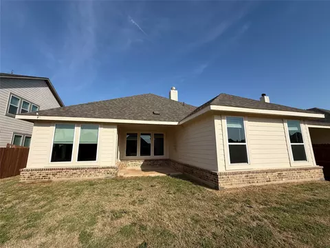 Exterior - 509 Smith Rd, Springtown, TX 76082 photo 4 of 6