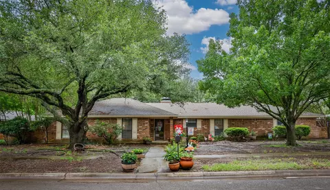 2002 Everglade Dr, Gainesville, TX 76240