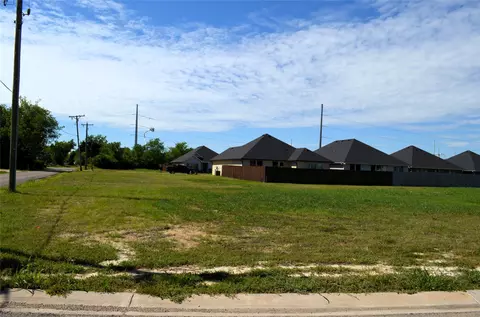 303 Preston Rd, Mabank, TX 75147