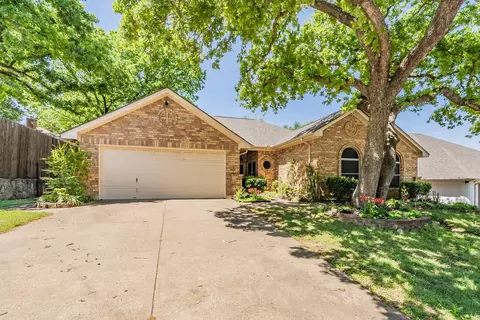Exterior - 702 Jonathan Dr, Euless, TX 76040 photo 2 of 9