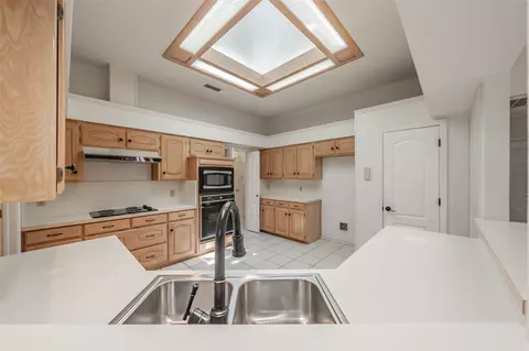 Kitchen - 702 Jonathan Dr, Euless, TX 76040 photo 4 of 5