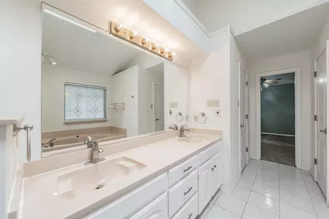 Bath - 702 Jonathan Dr, Euless, TX 76040 photo 4 of 7