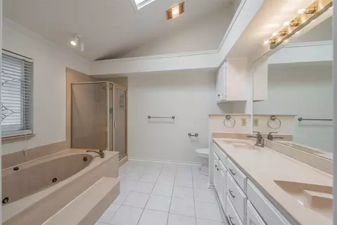 Bath - 702 Jonathan Dr, Euless, TX 76040 photo 1 of 7