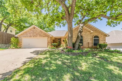 702 Jonathan Dr, Euless, TX 76040