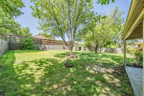 Exterior - 702 Jonathan Dr, Euless, TX 76040 photo 7 of 9