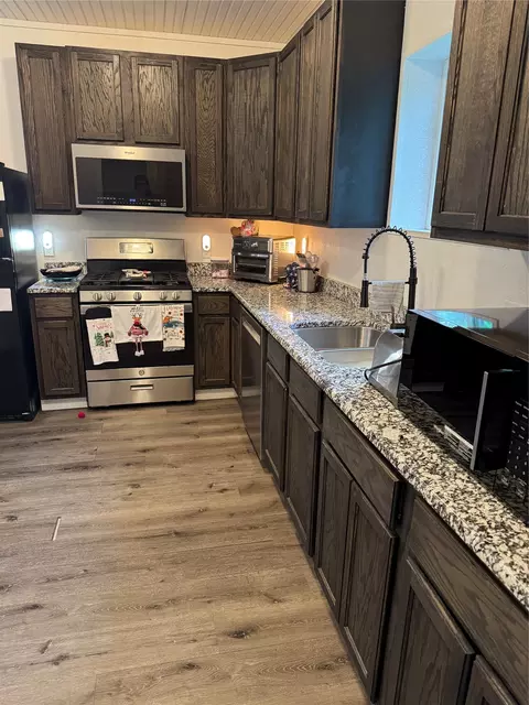 Kitchen - 2300 Lyle Ave, Waco, TX 76708 photo 4 of 6