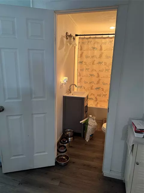 Bath - 2300 Lyle Ave, Waco, TX 76708 photo 2 of 3