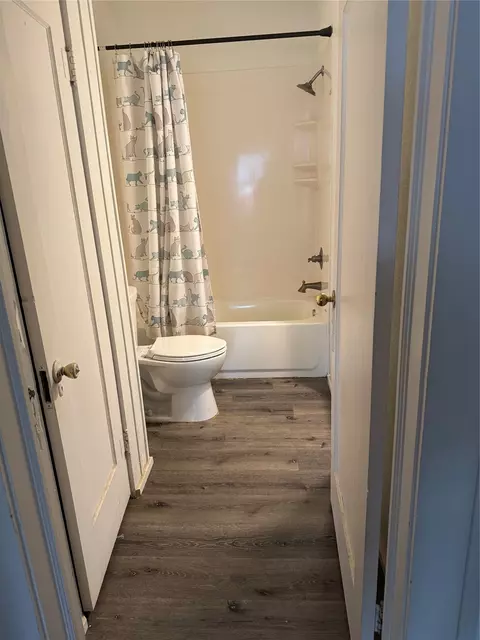 Bath - 2300 Lyle Ave, Waco, TX 76708 photo 1 of 3