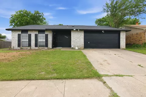1709 Country Manor Rd, Fort Worth, TX 76134